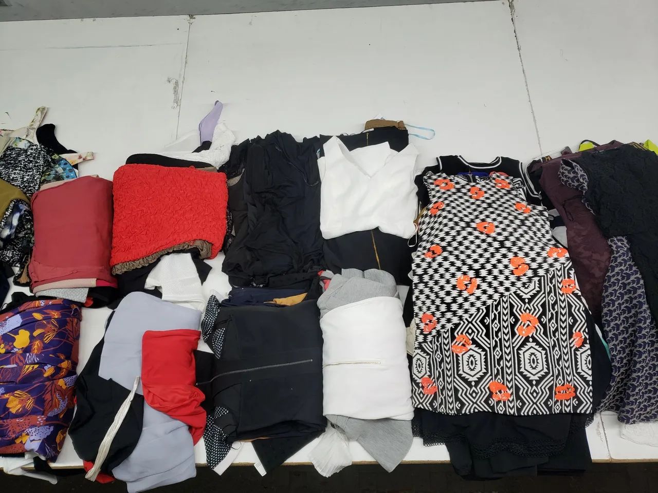 Lote de roupa fem importadas 230 pç sem uso - Foto 4