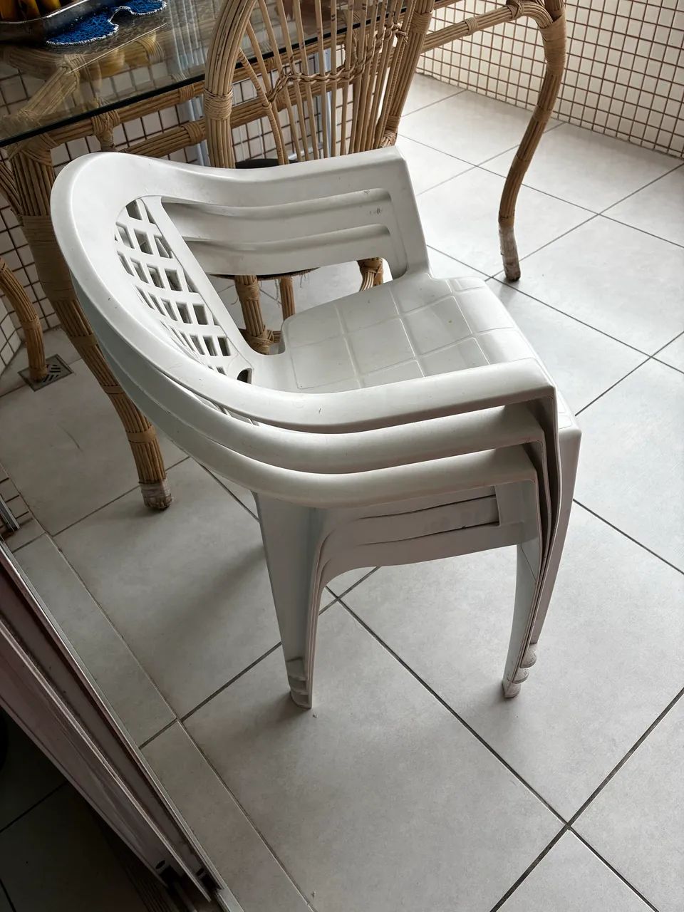 3 cadeiras de plástico branca  - Foto 2