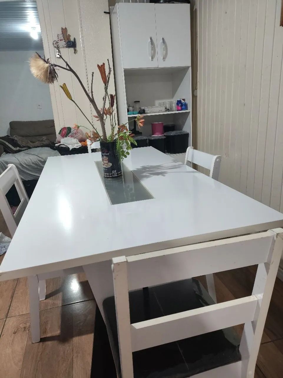 Mesa de jantar com 4 cadeiras 