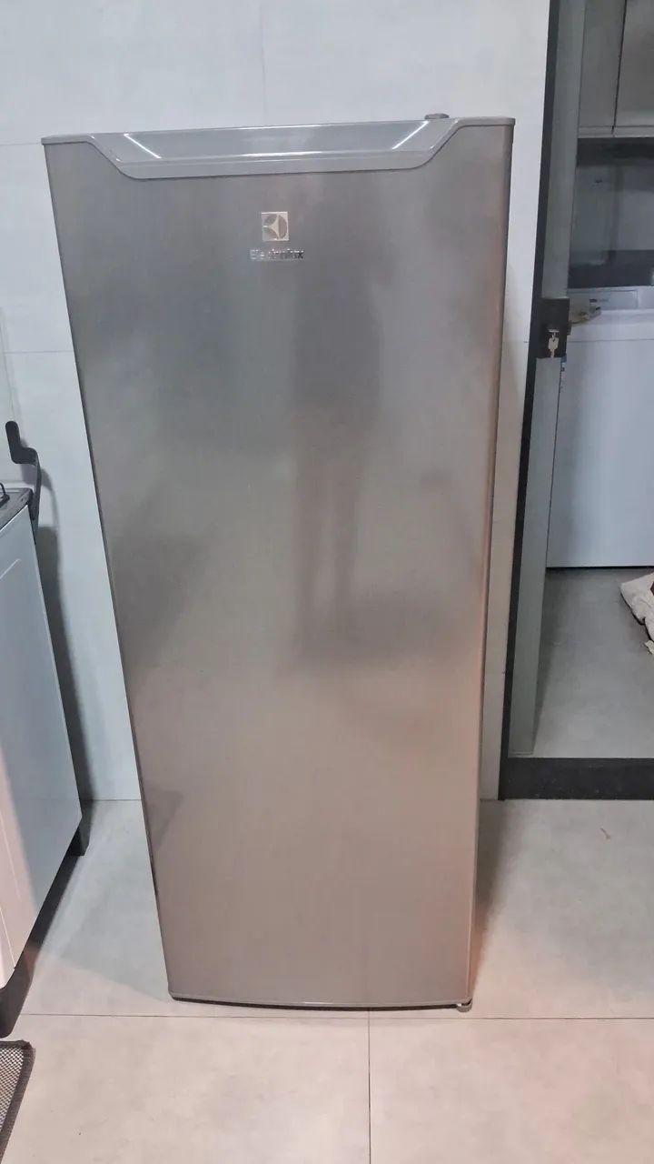 Geladeira estado novo 187 litros Electrolux - Geladeiras e