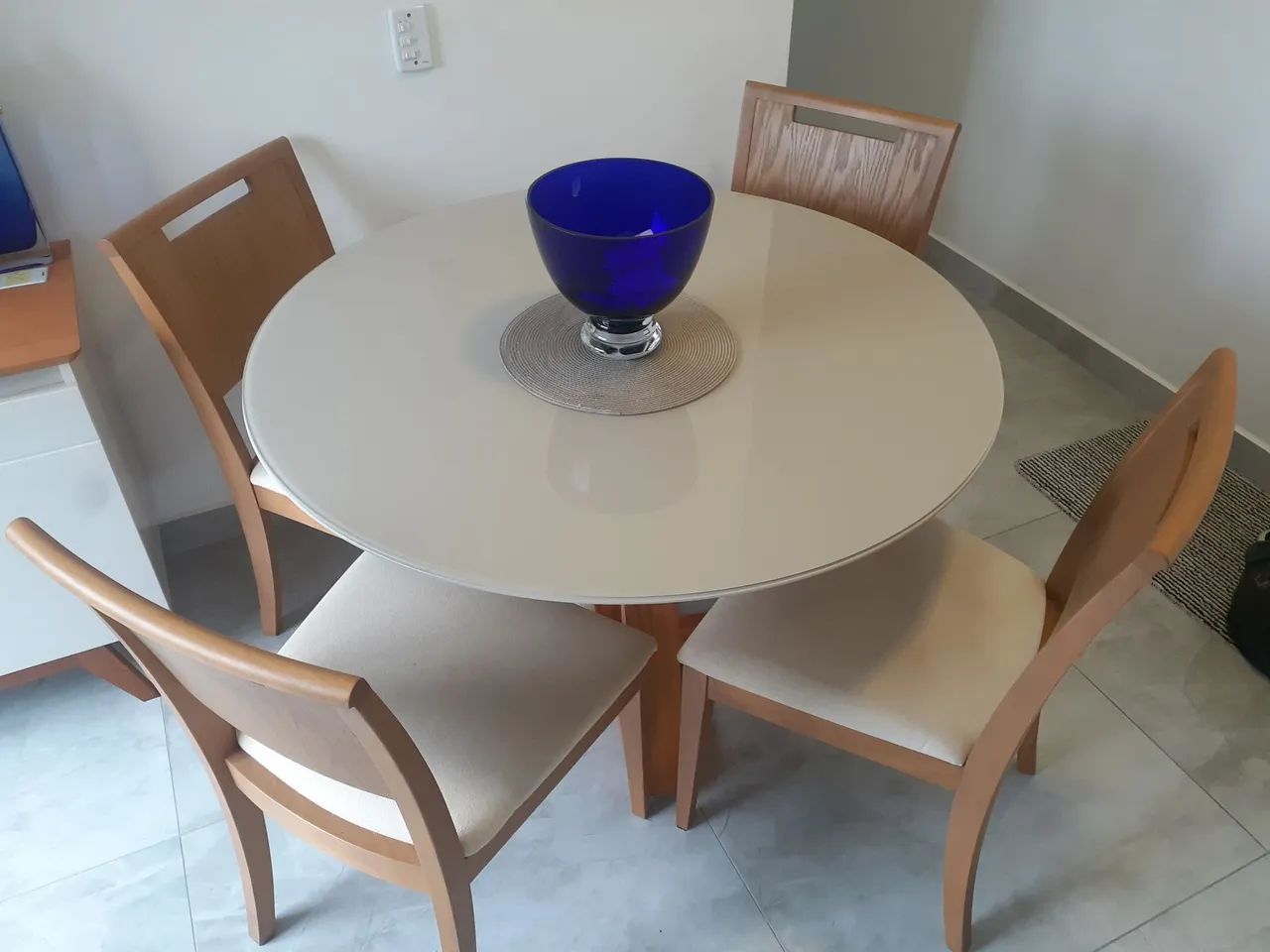 Mesa laqueada de vidro + cadeiras madeira com estofado. - Foto 2