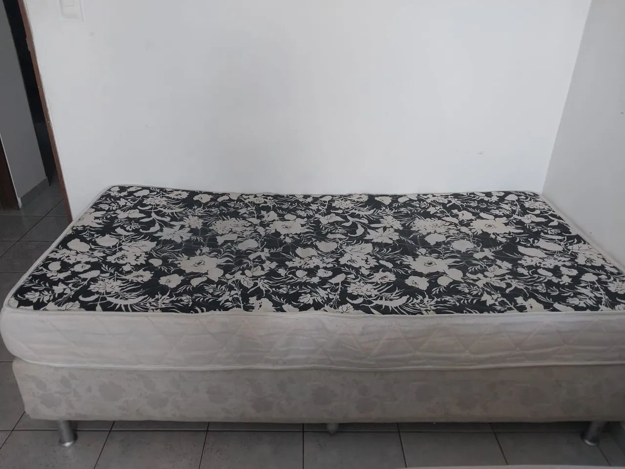 Cama solteirão em bom estado