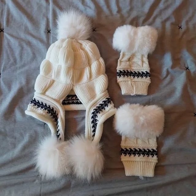 Conjunto de gorro e luvas de lã com pompom. Branco. - Foto 2