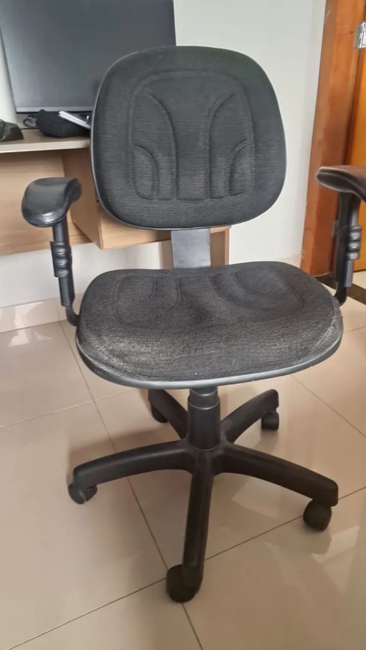 CADEIRA DE ESCRITORIO GIRATORIA E REGULAVEL