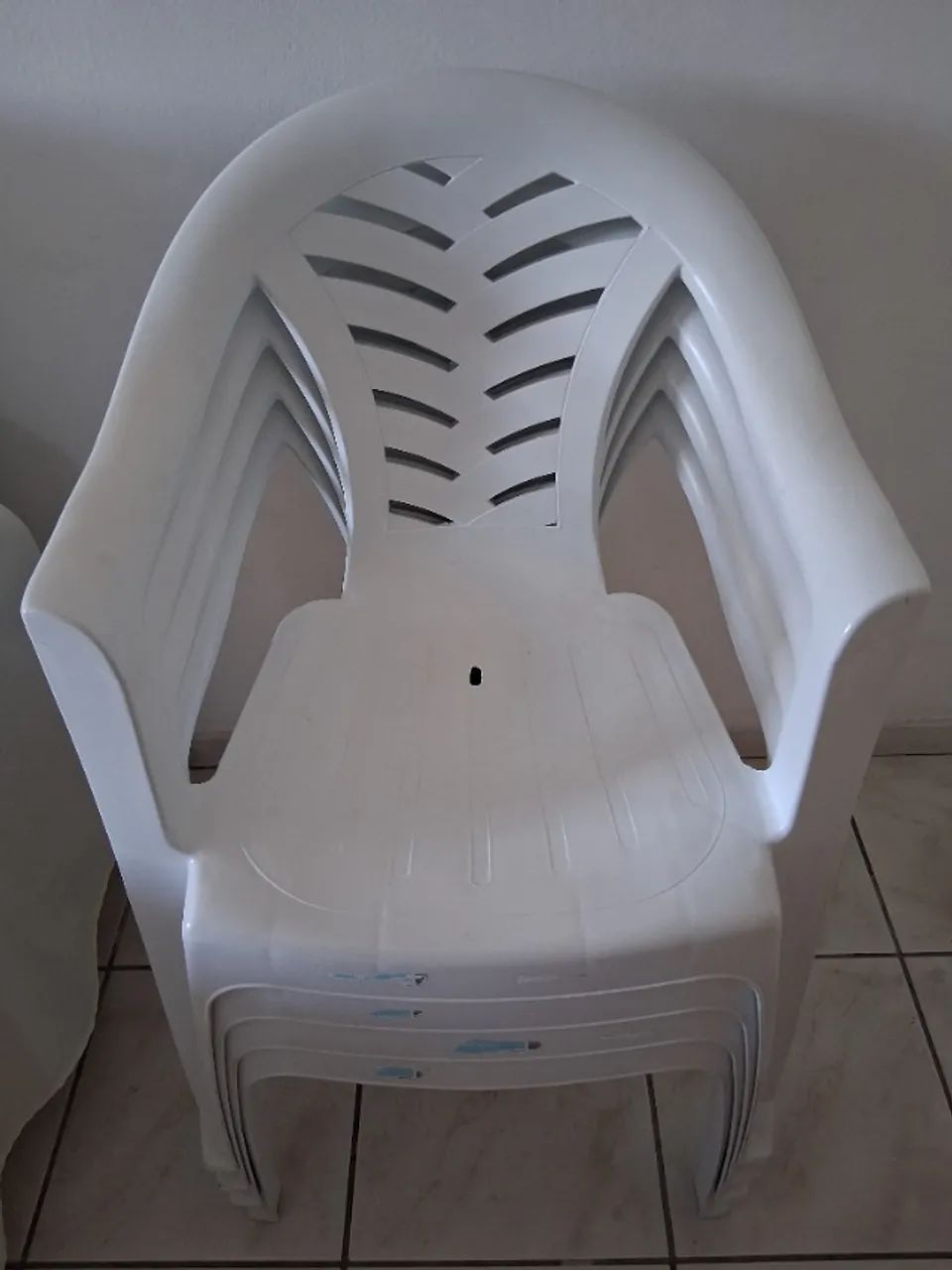 Mesa e cadeiras de plástico  - Foto 3