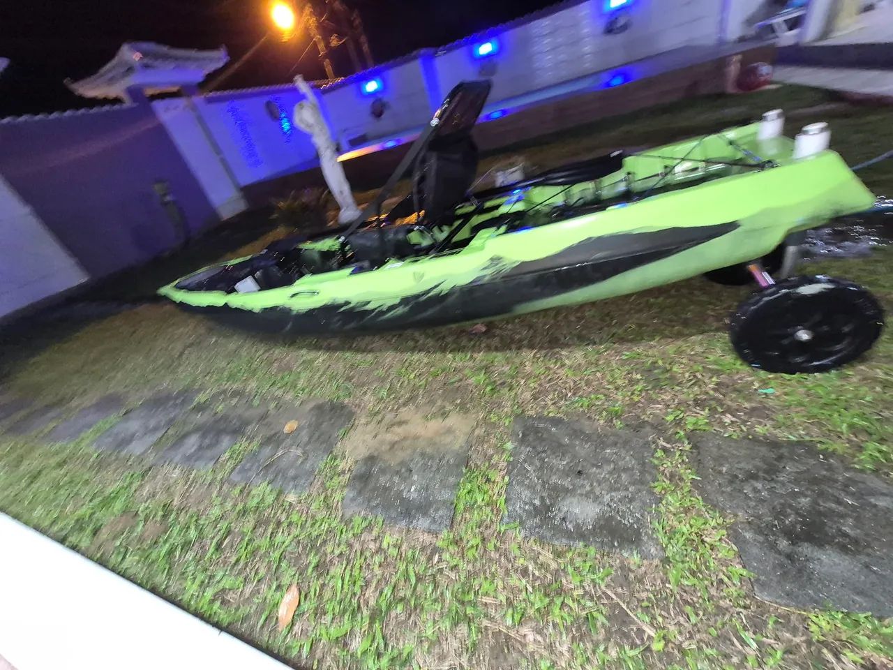 Vendo kayak novissimo com motor, cadeira e remo  - Foto 5