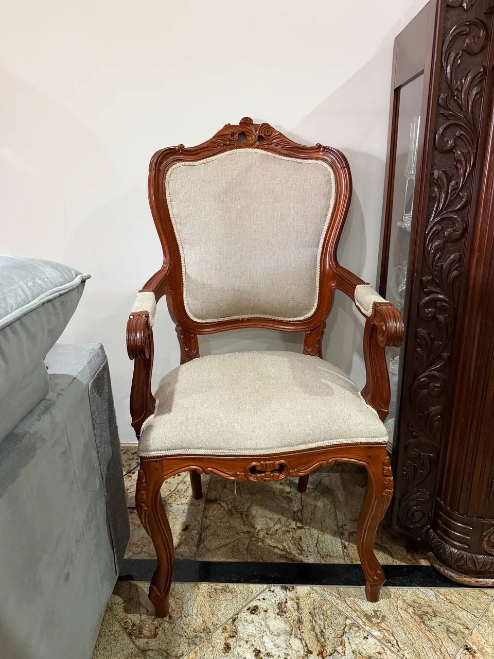 Cadeira estofada madeira com braço jantar