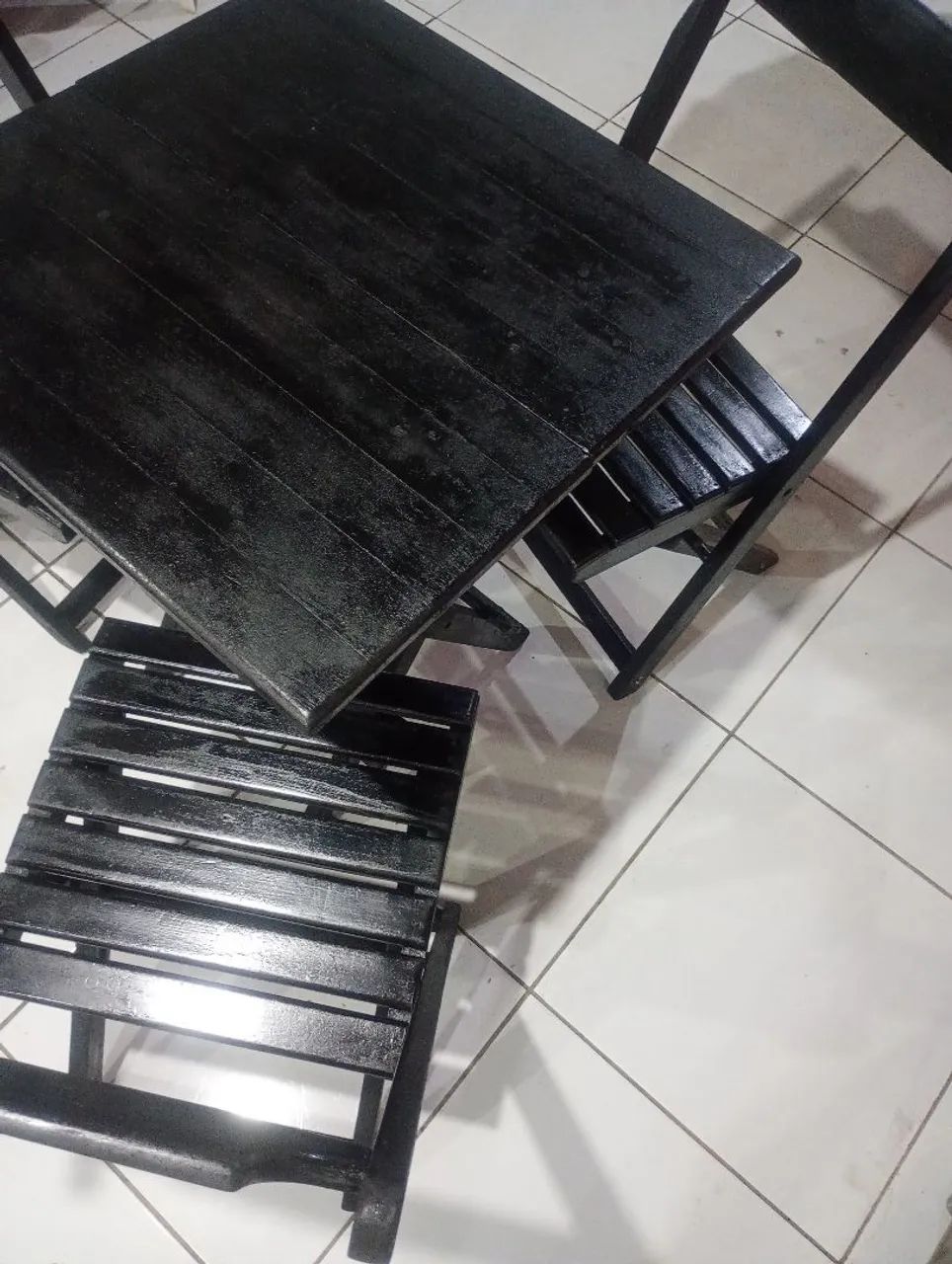 Mesa de madeira com três cadeiras  - Foto 2