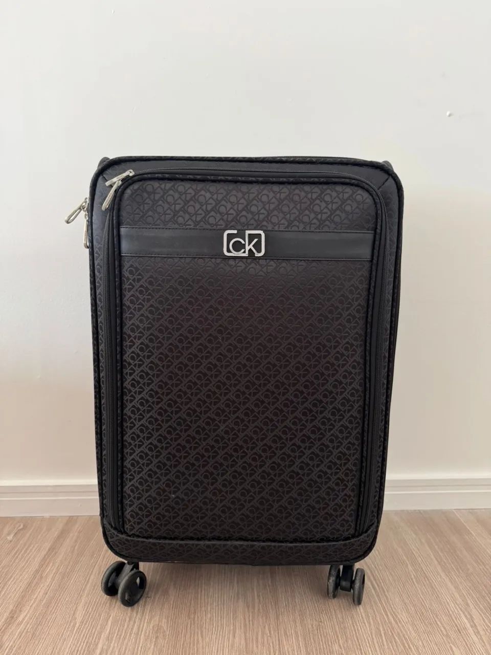 Mala Calvin Klein preto 23kg - Original EUA