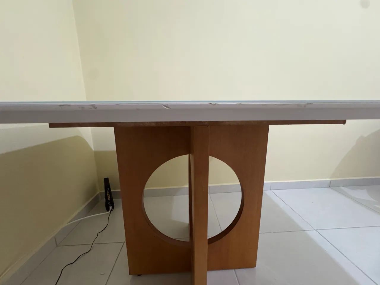 Mesa tampo de vidro com pés em madeira maciça  - Foto 3