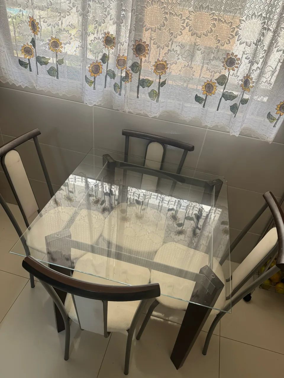 Mesa de vidro com 4 cadeiras - Foto 3