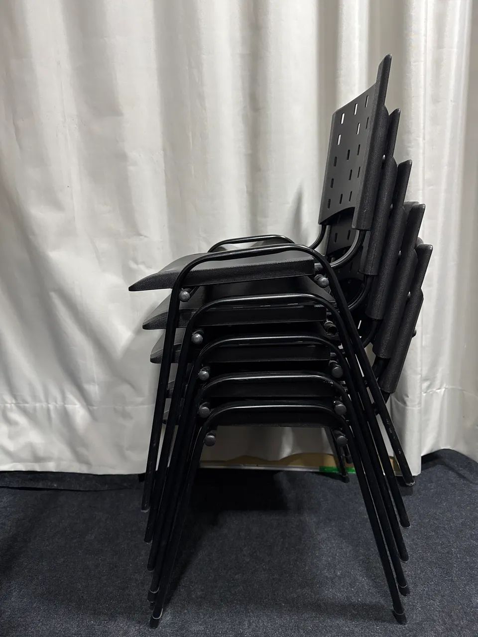 Cadeira de Plástico de Preto