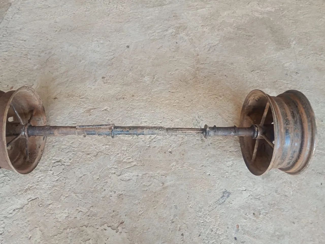 Roda e eixo pra carroça de bucha  - Foto 2