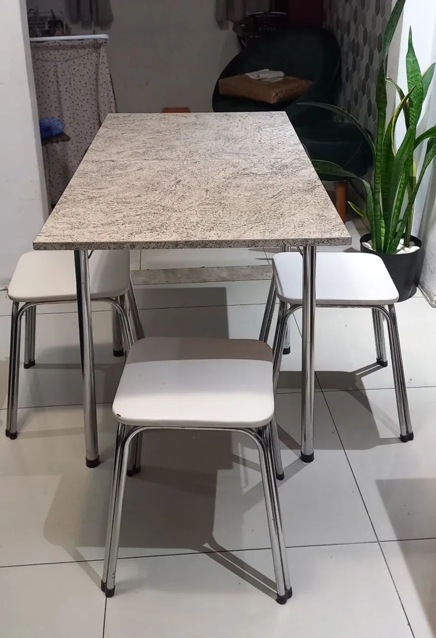 Mesa Retratil com 3 banquinhos  - Foto 3