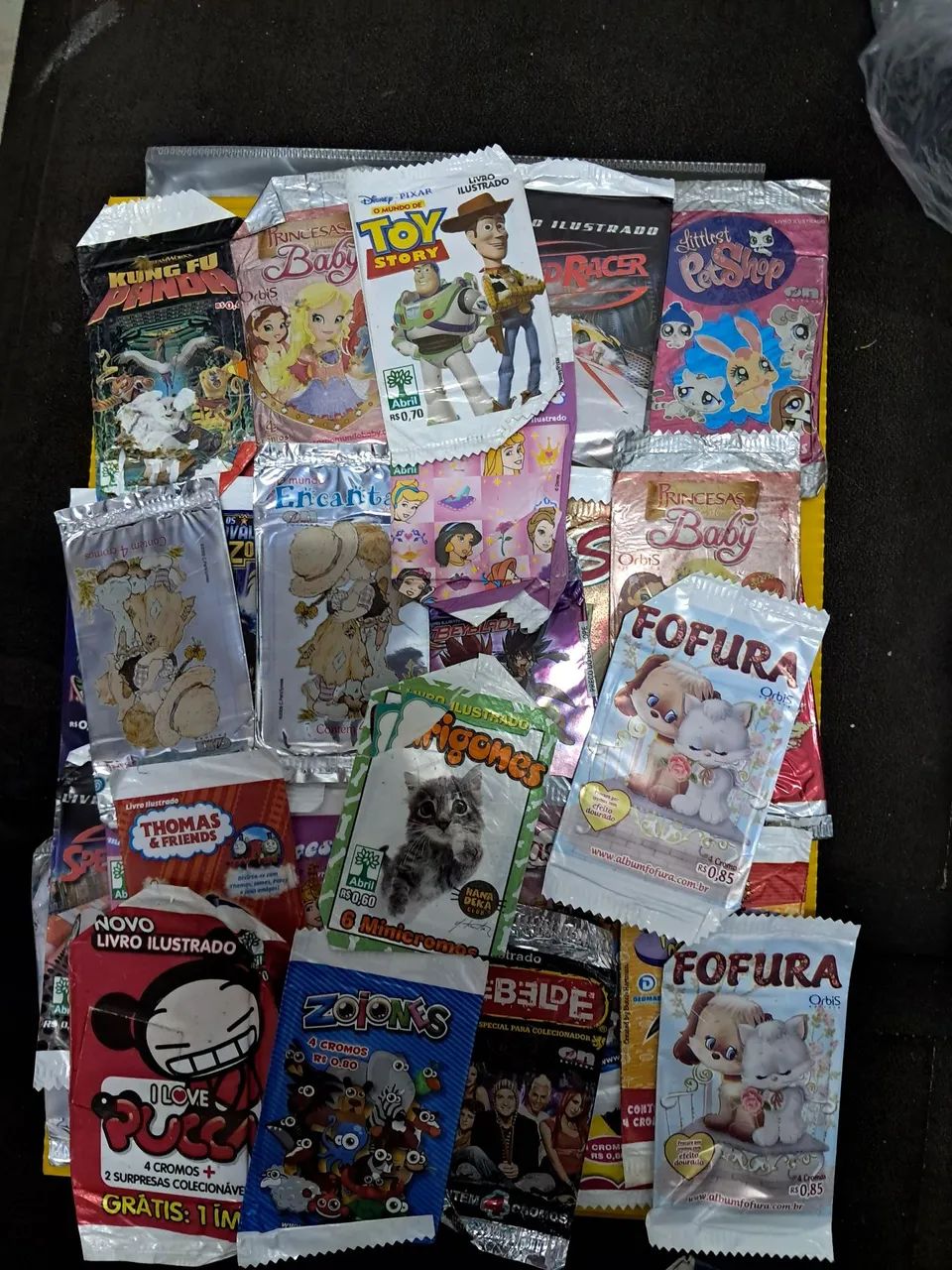 61 pacotes de Figurinhas diversos.  