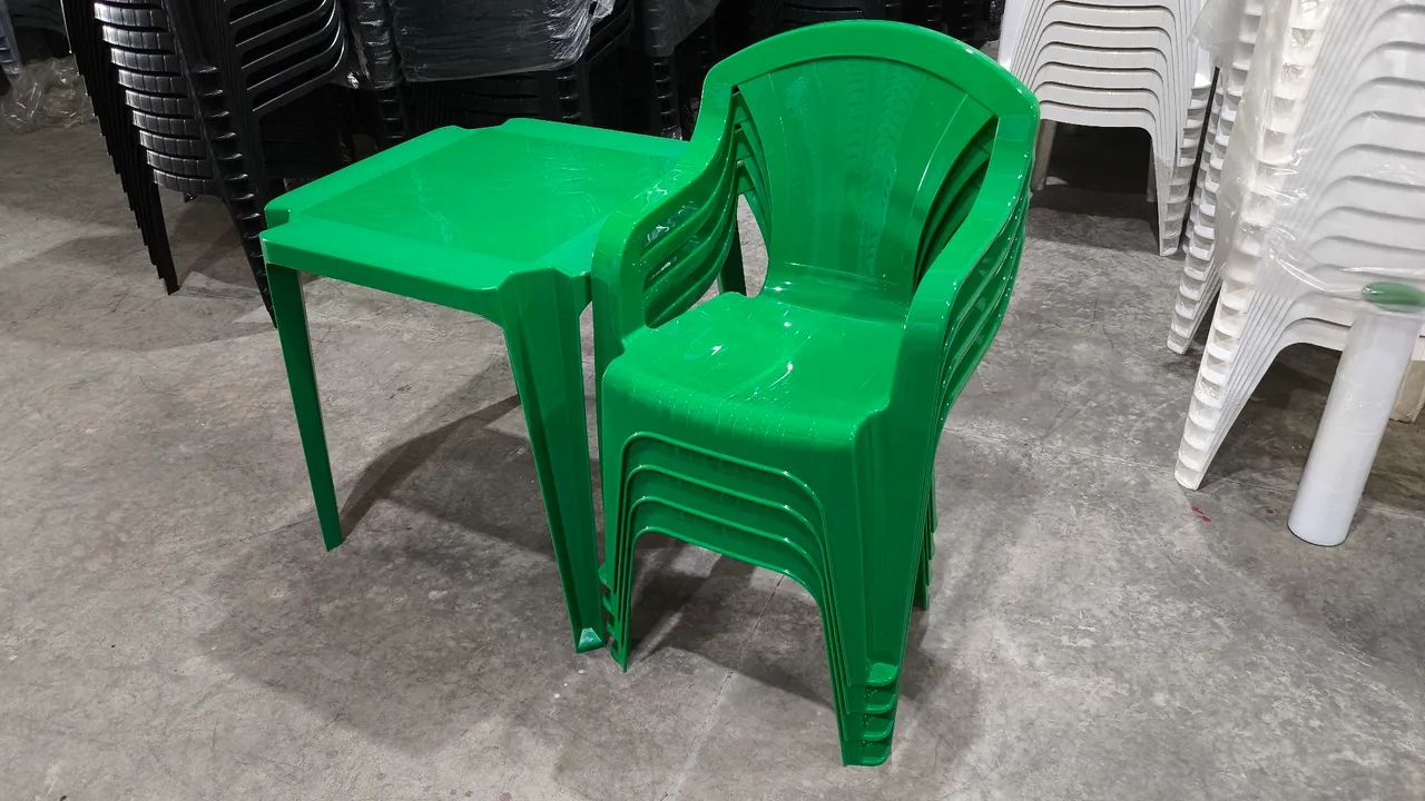 Jogo de mesa e 4 cadeiras de plástico cor verde! Suporta 182 Kg. - Foto 3