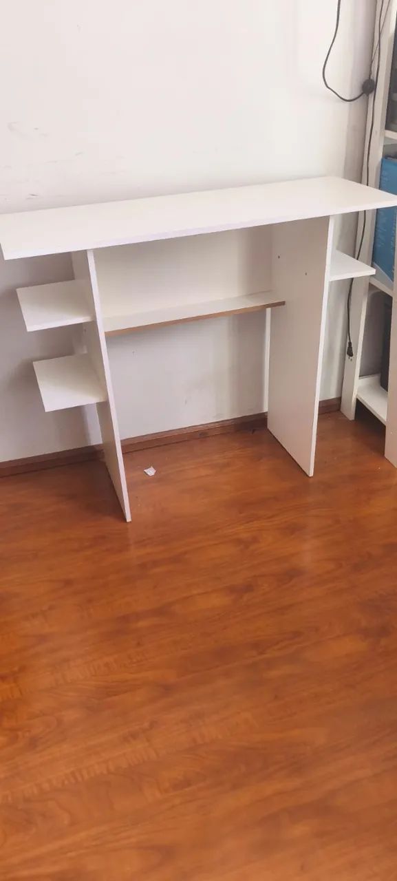 Escrivaninha com prateleiras