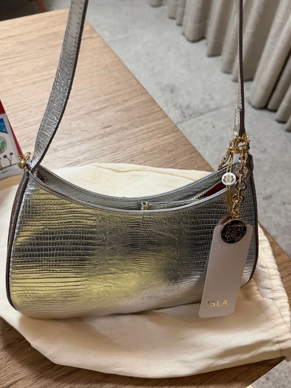 Bolsa Isla prata com dourado  - Foto 4
