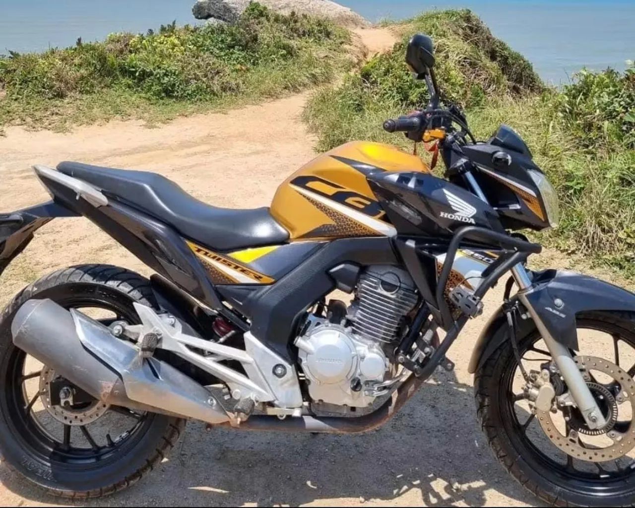 Cb Twister dourada 