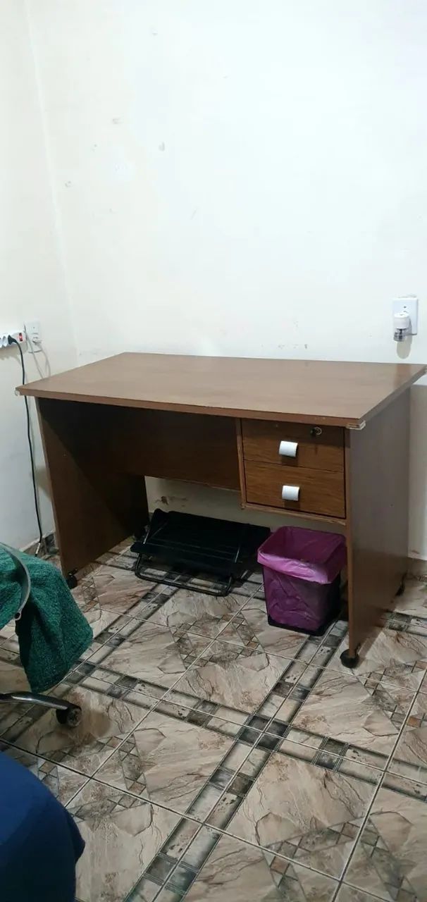 Mesa de escritória 2 gavetas e rodinhas