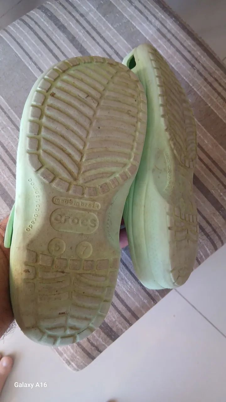 Sandália Crocs - Foto 2