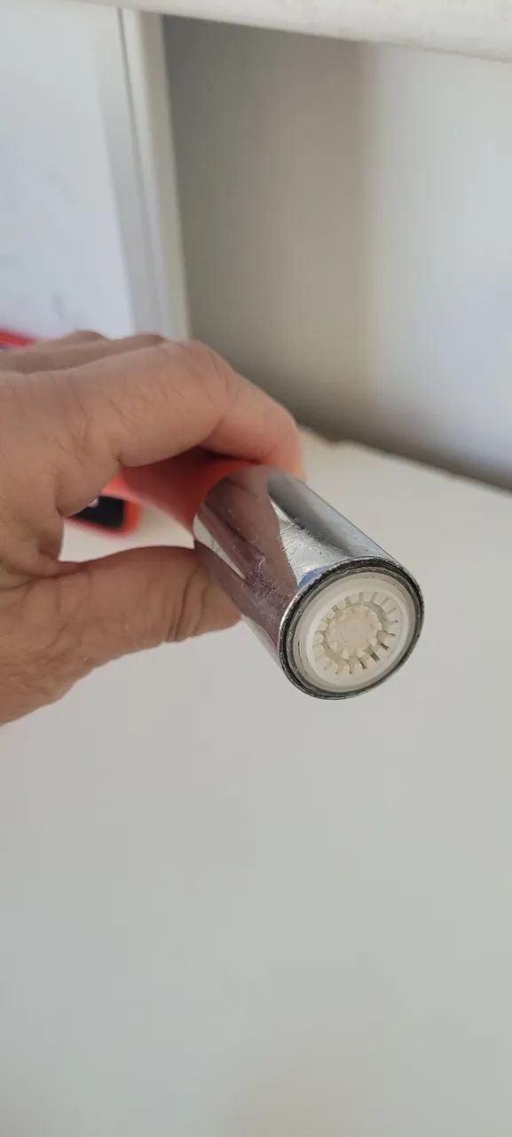 Torneira de bancada cromada e  silicone vermelho - Foto 2