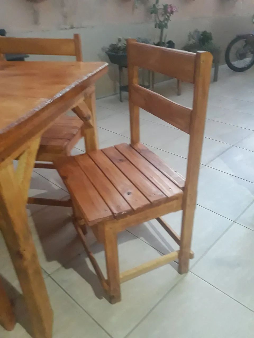 Conjunto de mesa e 04 cadeiras, .Madeira Pinus - Foto 3