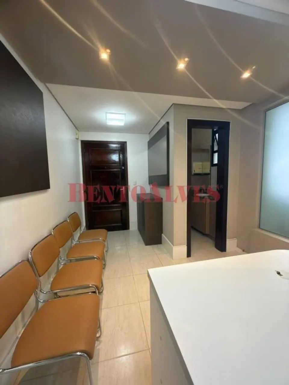 Sala aérea mobiliada, com recepção/sala de espera, 2 ambientes para atendimentos e copa. 1 - Foto 3