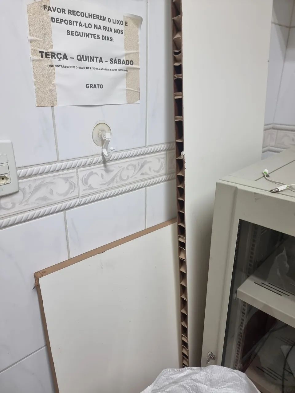Divisória eucatex com porta e janela fixa - Foto 2