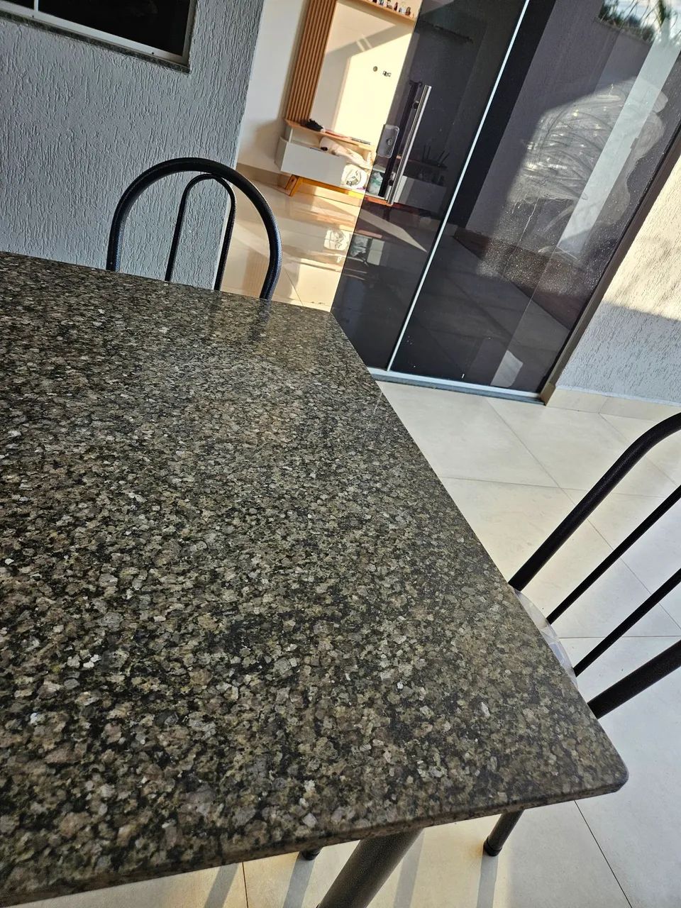 Mesa com Tampo de Granito + 4 Cadeiras | Conjunto Completo