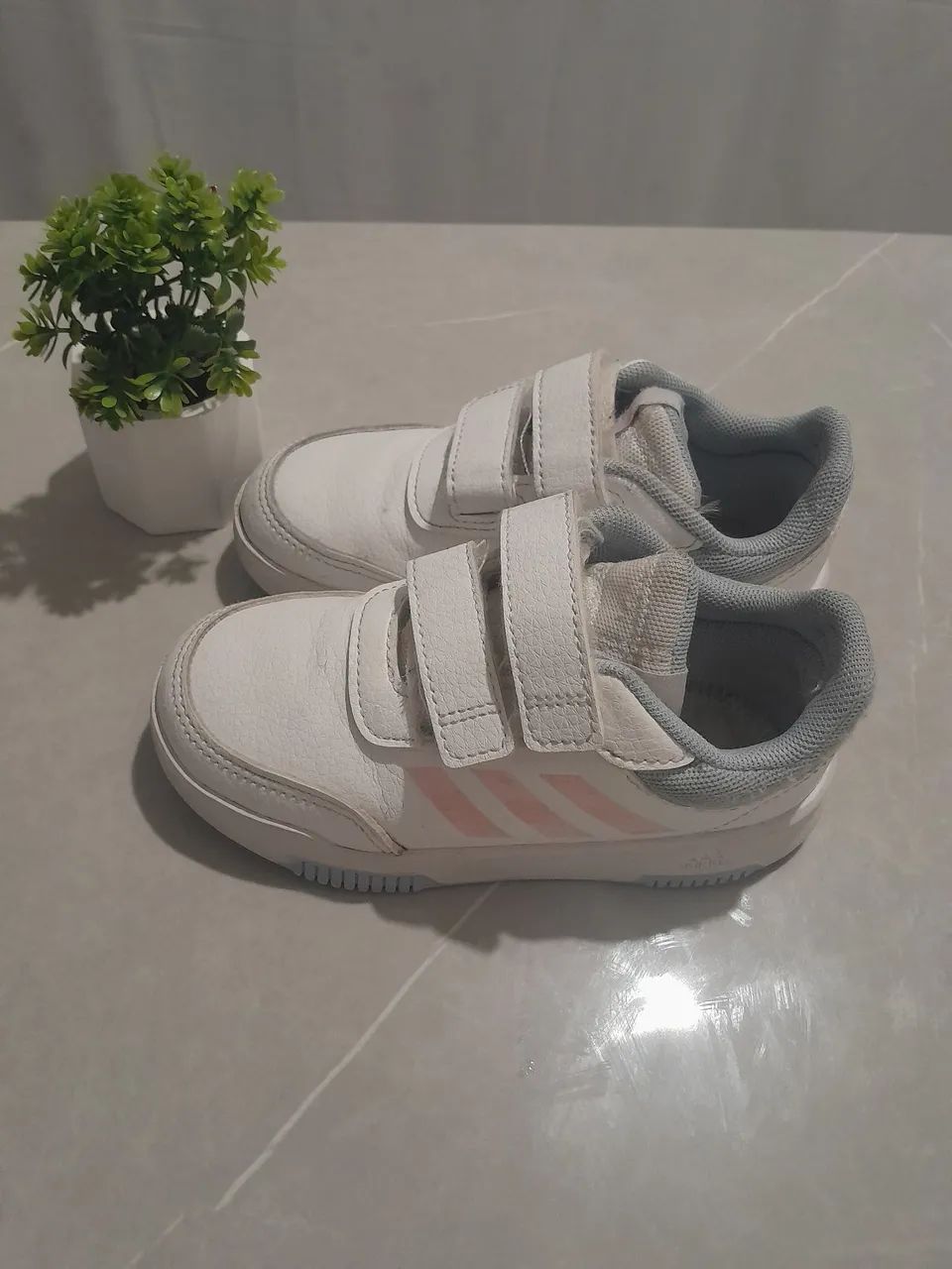 Tênis Adidas Infantil - Tamanho 24<br>Cor branca com detalhes em rosa