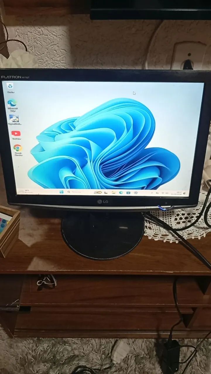Monitor 17 polegadas vga DVI com cabos capão redondo marca LG - Foto 3