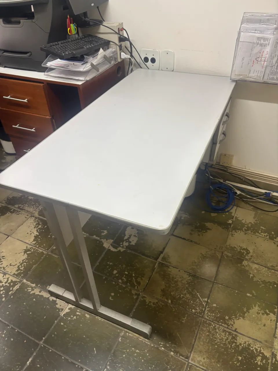 Mesa para escritório com gaveteiro  - Foto 3