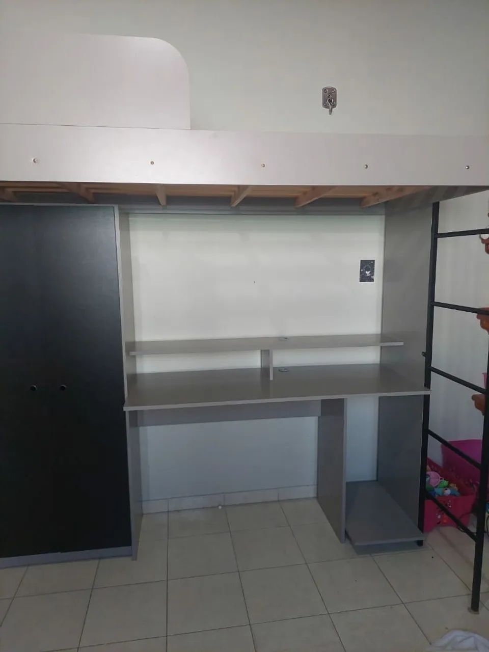 Vendo cama com mesa de estudo e armário  - Foto 4