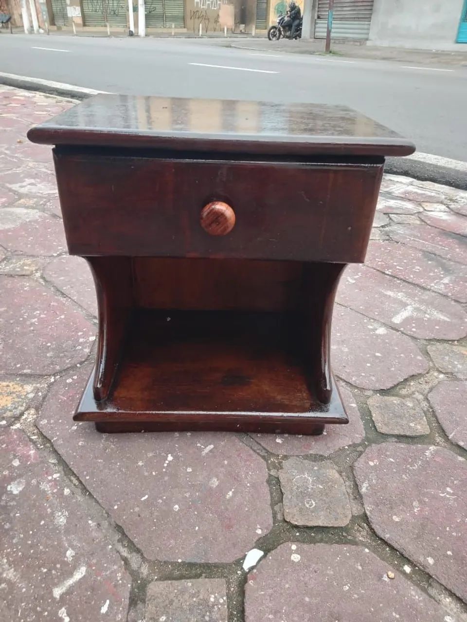VENDO UM CRIADO MUDO MADEIRA BOA