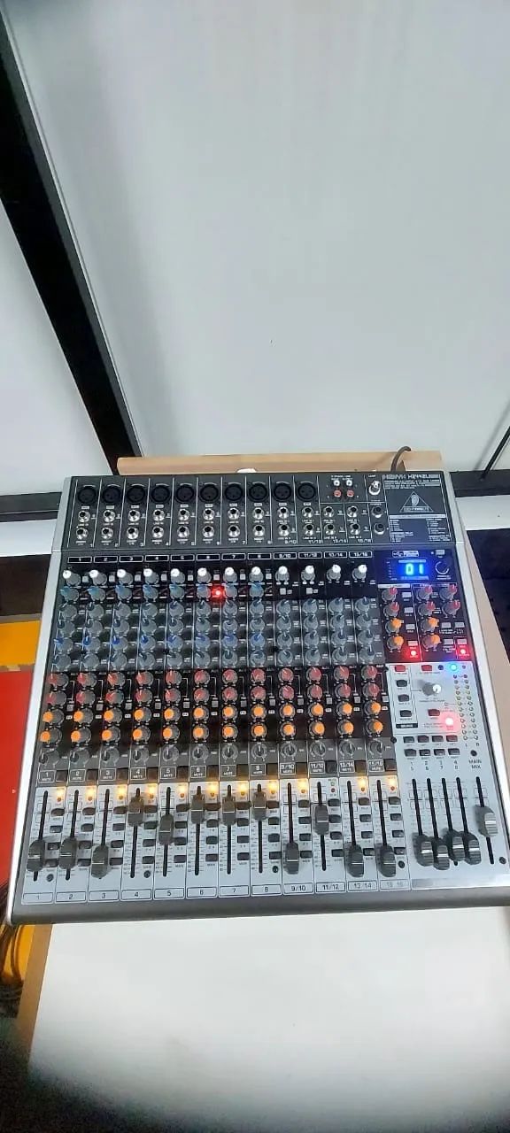 Mesa de som Behringer