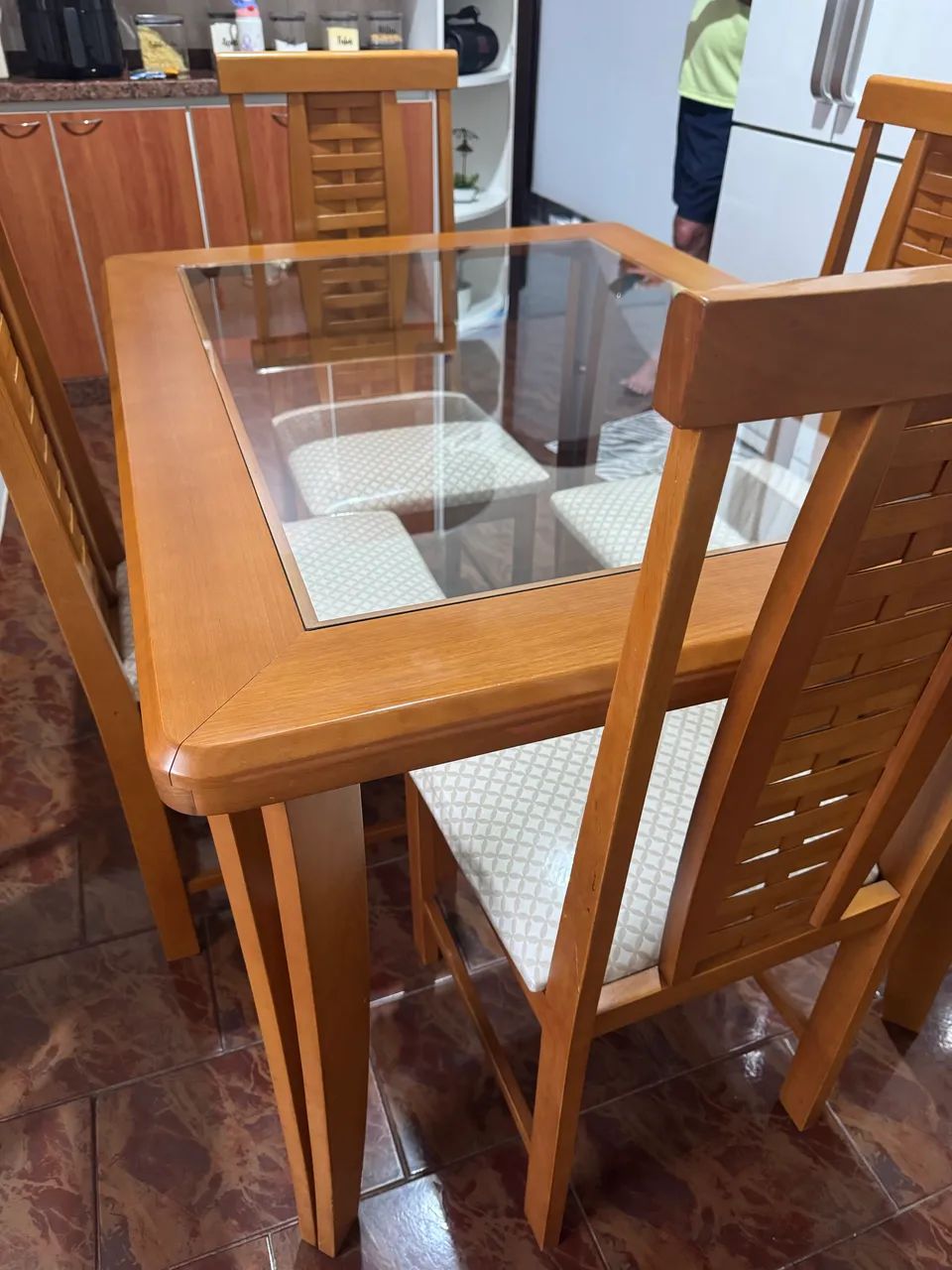Mesa de madeira c/ 4 cadeiras - Foto 2