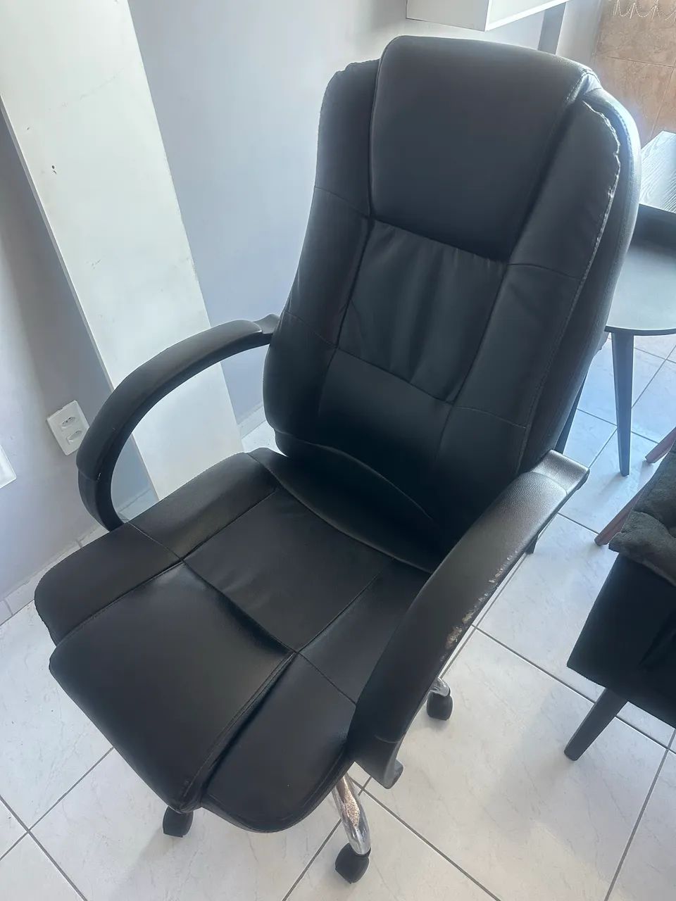 Cadeira executiva com rodinhas para vender logo