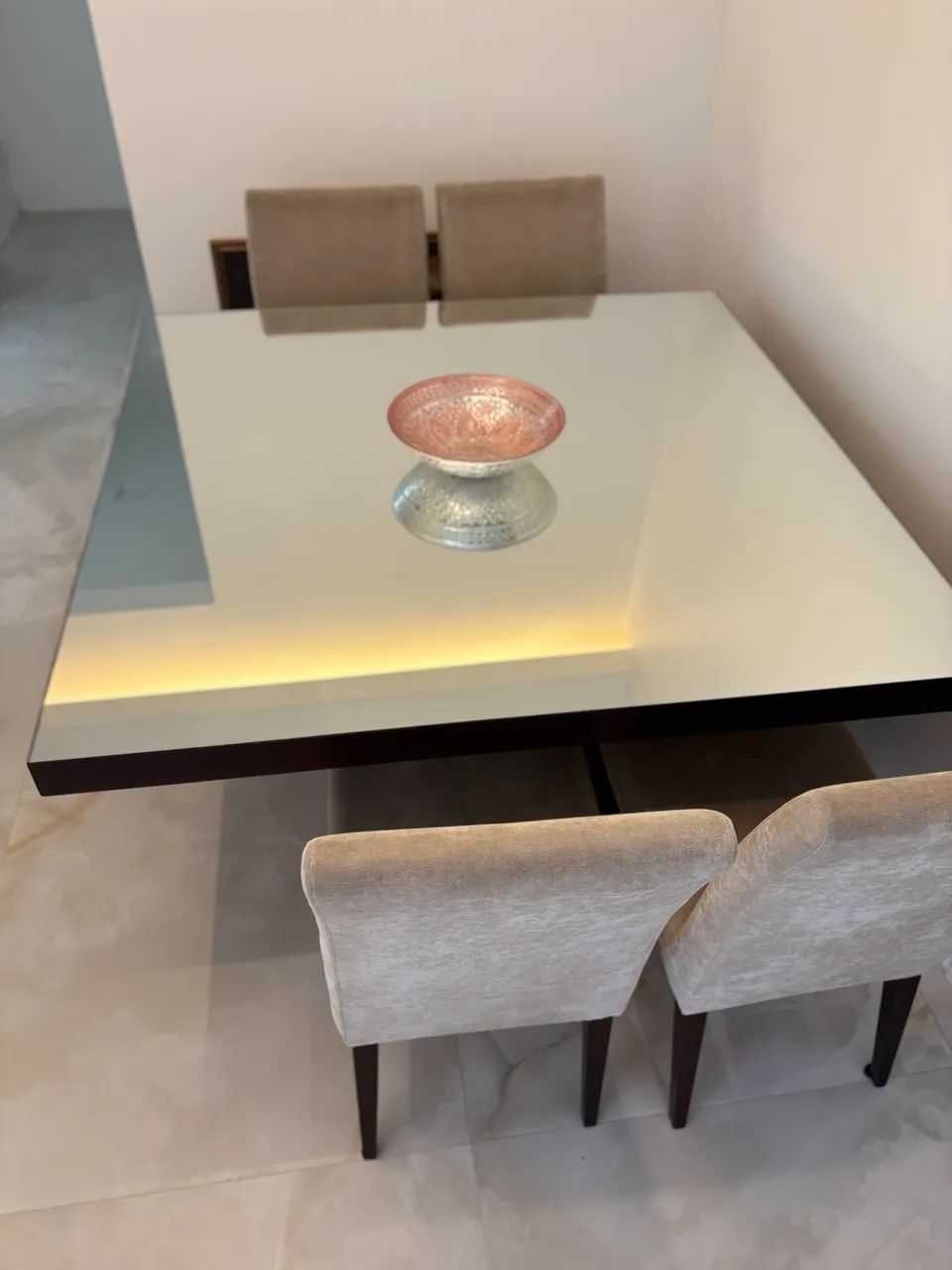Vende- mesa de jantar com pés e base em madeira e espelho sobrepondo 