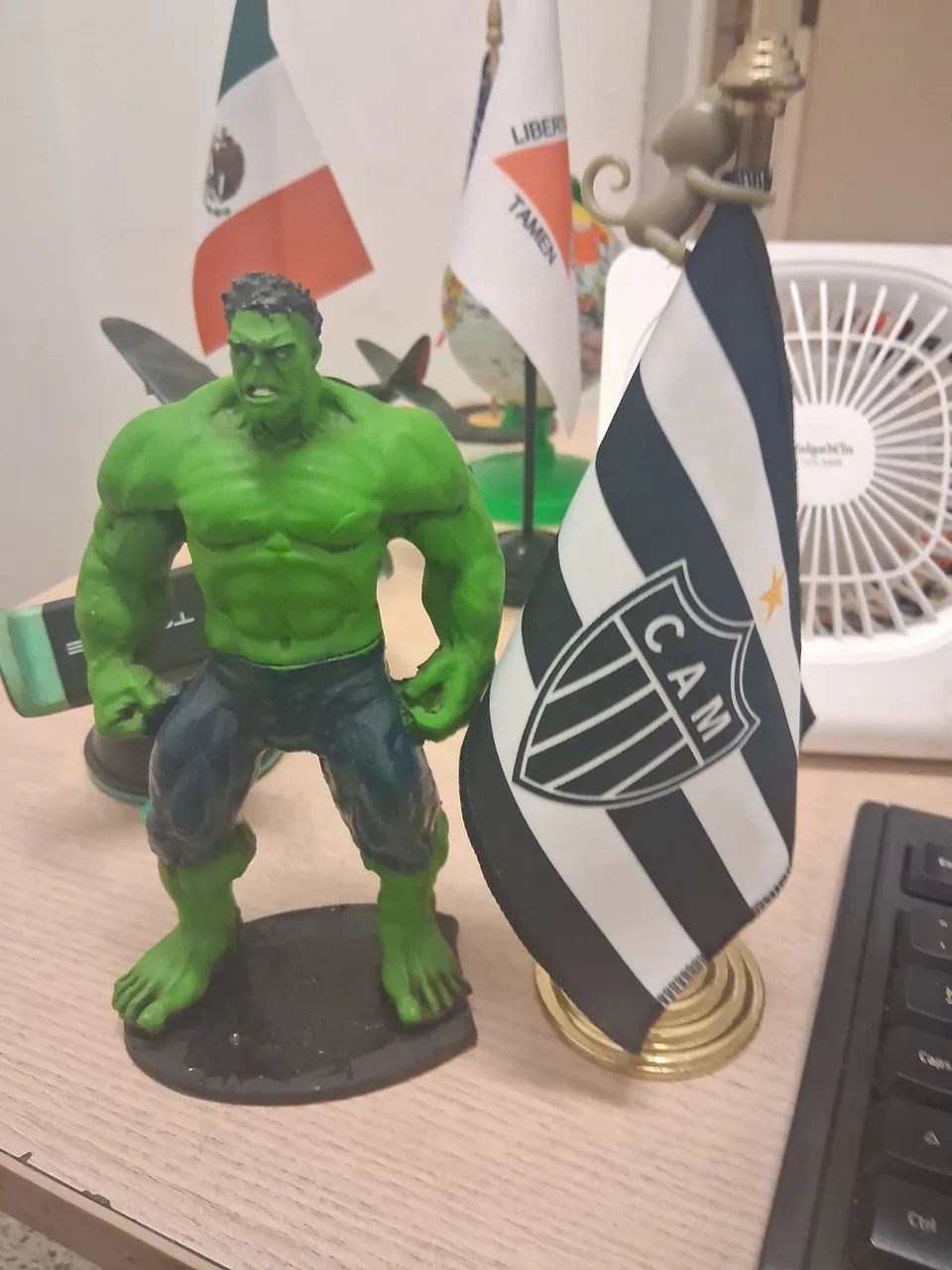 Miniatura Hulk e bandeira do Atlético Mineiro...para decorar ambiente...