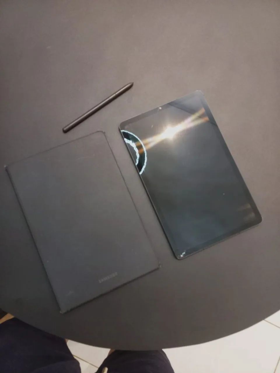 Tablet Sansung S6 Lite com capa magnética e suporte.