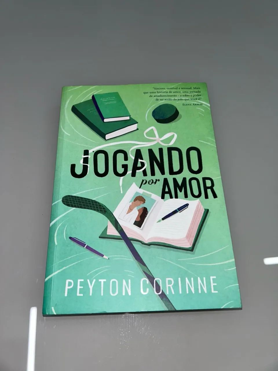 livro de romance, jogando por amor, de peyton corinne