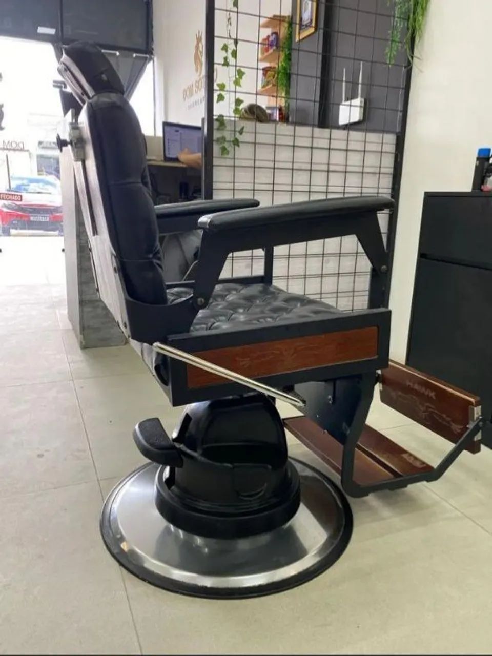 Cadeira de Barbearia Luxo - Estilo Retrô e Conforto Premium - Foto 2