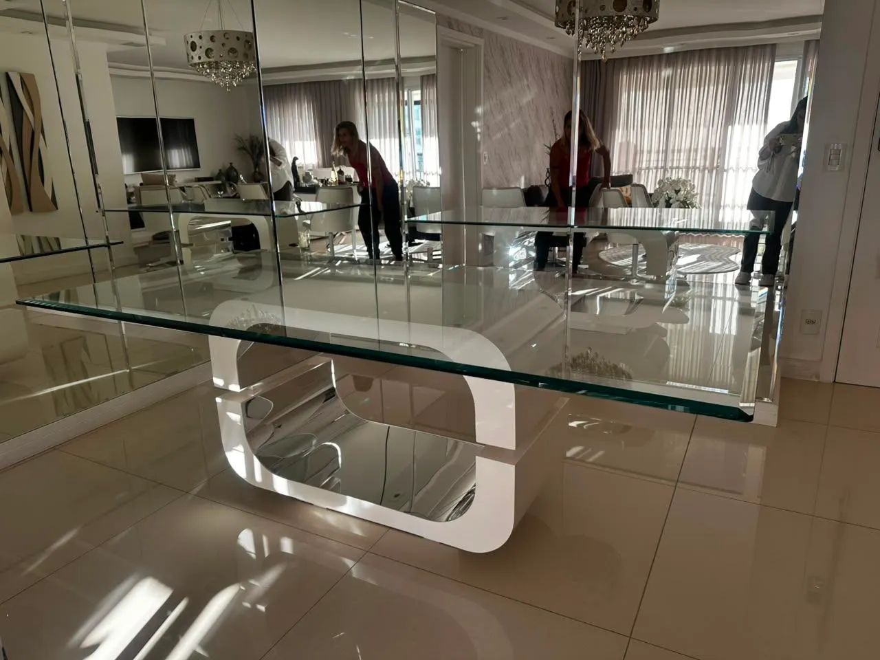 Mesa com vidro bisotado e pé laqueado