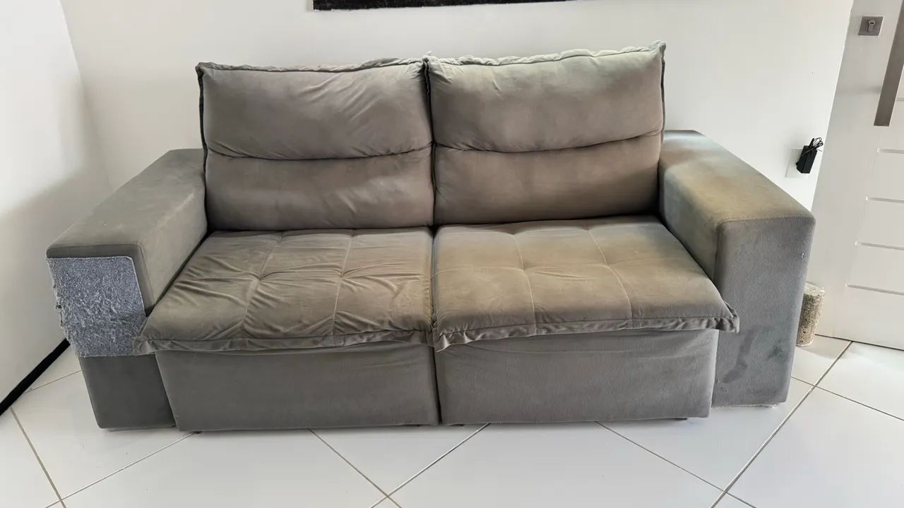 Sofá com poucas marcas de uso.
