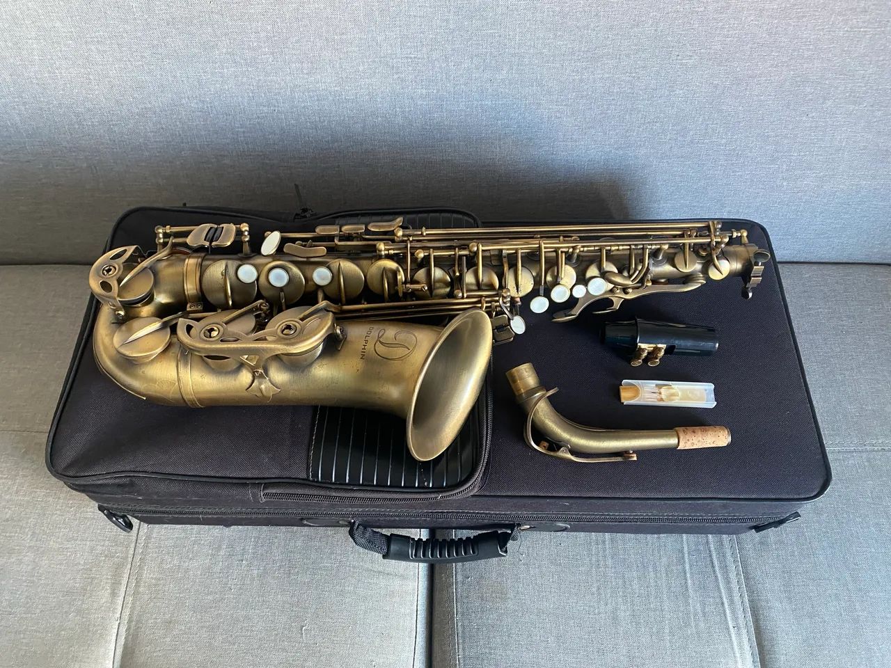 Saxofone alto marca Dolphin - Foto 3