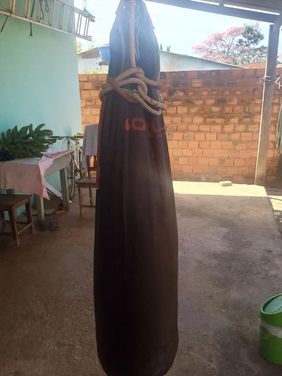 Saco de pancada grande.