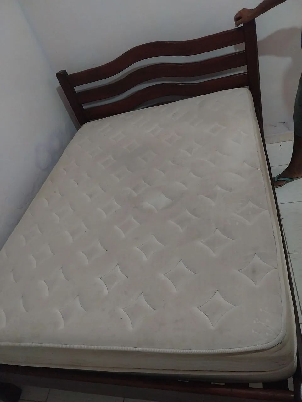 Vende-se cama de Jatobá com colchão 