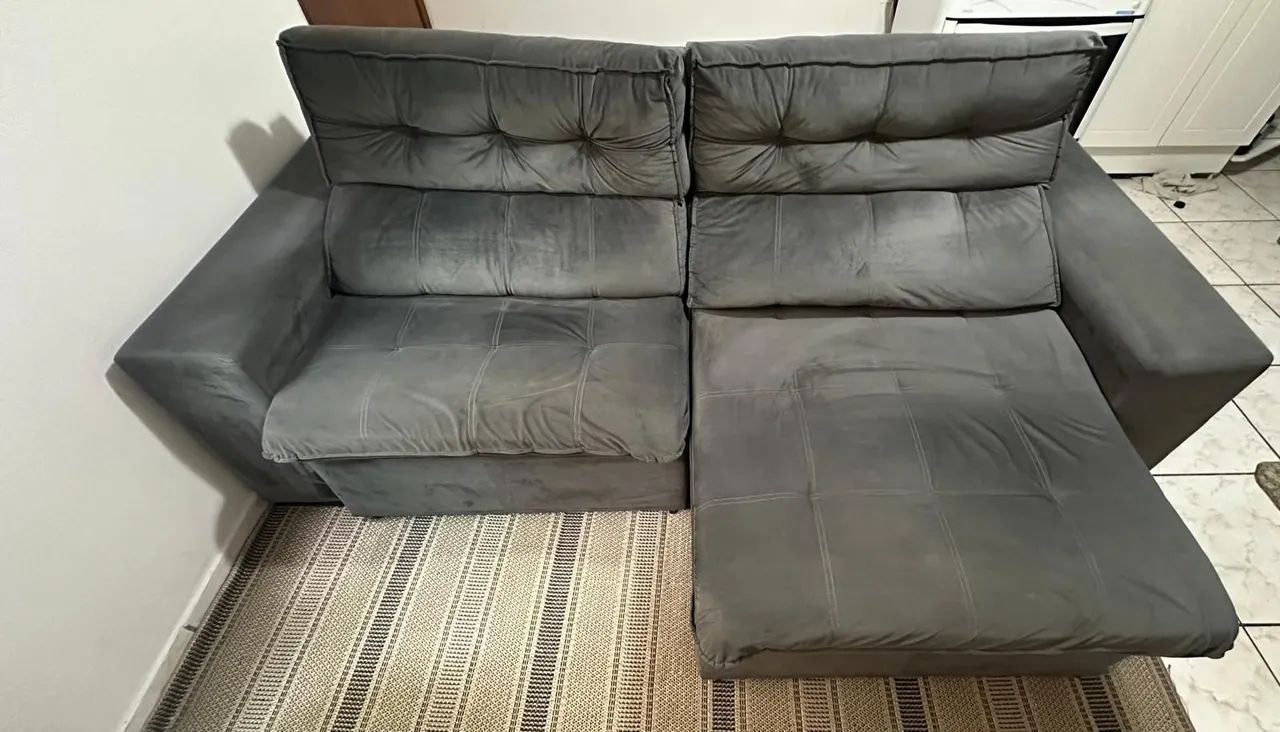 Lindo sofá retrátil de de 229 em suede cor chumbo em excelente estado - Foto 4