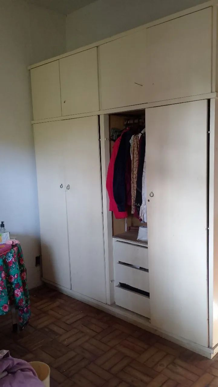 Guarda roupa de madeira maciça e compensado antigo.
